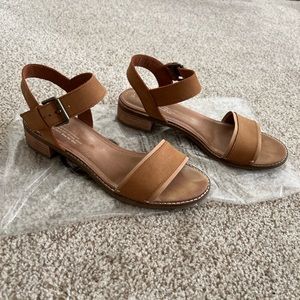 Toms womens beige nude sandals with stacked heel size 9